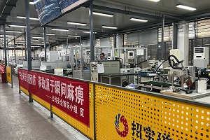 电动汽车驱动电机的自动化生产线正在满负荷运转。
   